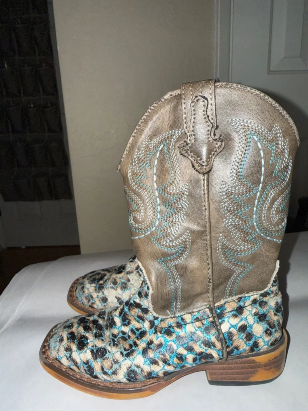 Roper girls' boots featuring a turquoise glitter leopard square toe size 9